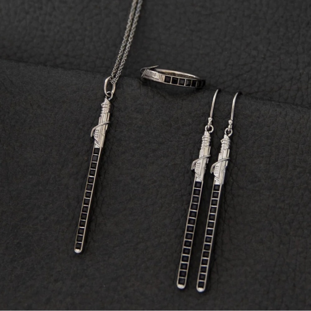 Star Wars X RockLove Darksaber Crystal Lightsaber Necklace NWT - Picture 4 of 8